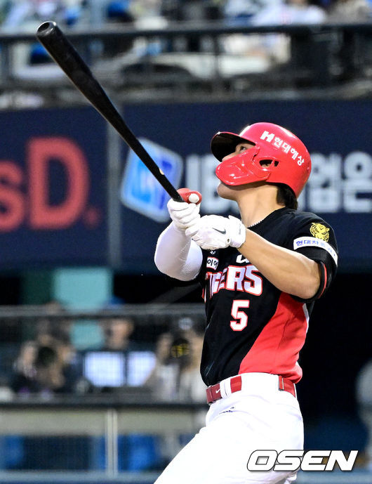 [OSEN=잠실, 최규한 기자] 18일 오후 서울 잠실야구장에서 ‘2026 신한 SOL KBO리그’ 두산 베어스와 KIA 타이거즈의 경기가 열렸다. 8회초 1사 2루 상황 KIA 김도영이 역전 좌월 투런포를 날리고 있다. 2026.04.18 / dreamer@osen.co.kr