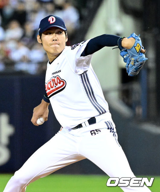 [OSEN=잠실, 최규한 기자] 18일 오후 서울 잠실야구장에서 ‘2026 신한 SOL KBO리그’ 두산 베어스와 KIA 타이거즈의 경기가 열렸다. 연장 10회초 무사 1, 2루 상황 마운드에 오른 두산 윤태호가 힘차게 공을 뿌리고 있다. 2026.04.18 / dreamer@osen.co.kr