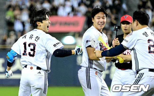 18일 오후 서울 잠실야구장에서 ‘2026 신한 SOL KBO리그’ 두산 베어스와 KIA 타이거즈의 경기가 열렸다. 끝내기 안타를 터트린 두산 이유찬이 동료들의 물세례를 받으며 기뻐하고 있다. 2026.04.18 / dreamer@osen.co.kr