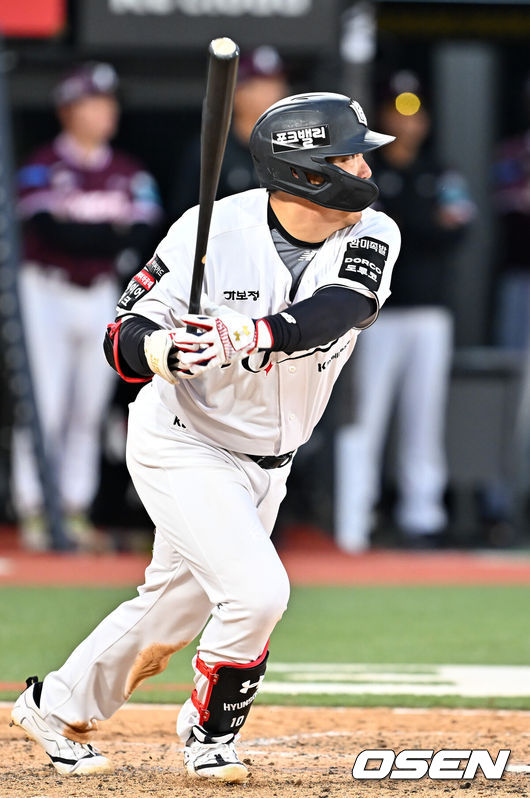 [OSEN=수원, 민경훈 기자] 18일 오후 수원 KT위즈파크에서 ‘2026 신한 SOL Bank KBO리그' KT 위즈와 키움 히어로즈의 경기가 열렸다.이날 KT는 보쉴리, 키움은 안우진을 선발투수로 내세웠다.7회말 1사 주자 2루 KT 김현수가 달아나는 좌중간 1점 적시타를 때리고 있다. 2026.04.18 / rumi@osen.co.kr