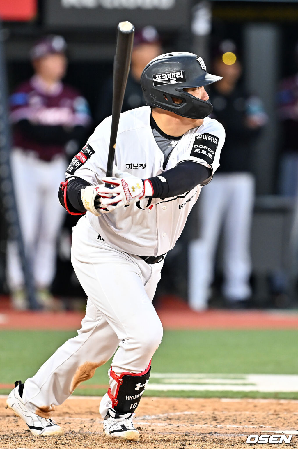 18일 오후 수원 KT위즈파크에서 ‘2026 신한 SOL Bank KBO리그' KT 위즈와 키움 히어로즈의 경기가 열렸다.이날 KT는 보쉴리, 키움은 안우진을 선발투수로 내세웠다.7회말 1사 주자 2루 KT 김현수가 달아나는 좌중간 1점 적시타를 때리고 있다. 2026.04.18 / rumi@osen.co.kr