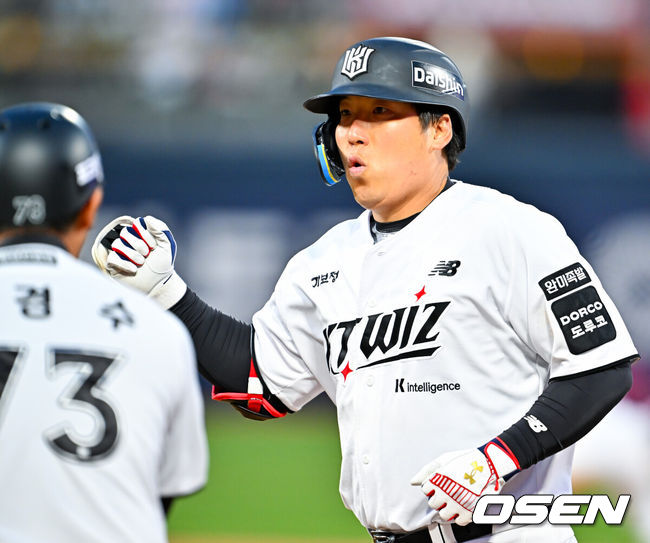 [OSEN=수원, 민경훈 기자] 18일 오후 수원 KT위즈파크에서 ‘2026 신한 SOL Bank KBO리그' KT 위즈와 키움 히어로즈의 경기가 열렸다.이날 KT는 보쉴리, 키움은 안우진을 선발투수로 내세웠다.7회말 1사 주자 2루 KT 김현수가 달아나는 좌중간 1점 적시타 때린 후 1루에서 기뻐하고 있다. 2026.04.18 / rumi@osen.co.kr