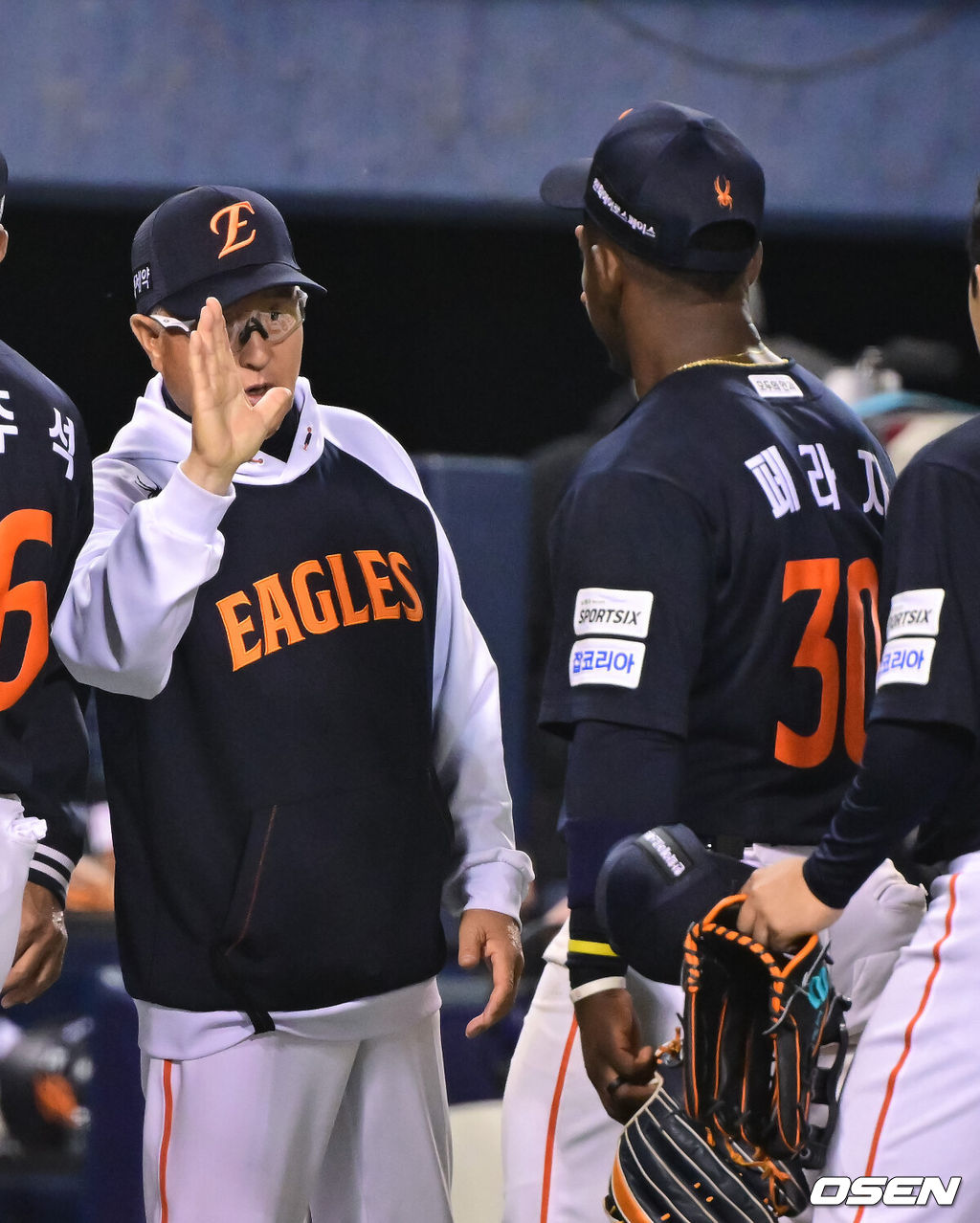 한화가 타선의 힘을 앞세워 우여곡절 끝 3연패를 끊었다. 프로야구 한화 이글스는 3일 서울 잠실구장에서 열린 2026 신한 SOL KBO리그 두산 베어스와의 시즌 첫 맞대결에서 11-6으로 승리했다. 경기종료후 한화 김경문 감독이 첫 홈런 신고한 페리자와 하이파이브를 하고 있다.  2026.04.02 / soul1014@osen.co.kr