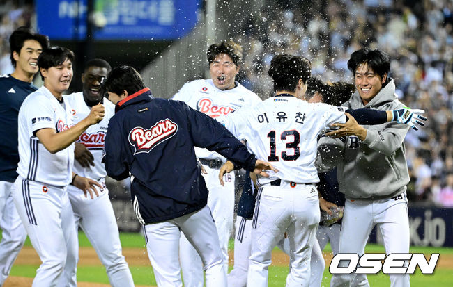 [OSEN=잠실, 최규한 기자] 18일 오후 서울 잠실야구장에서 ‘2026 신한 SOL KBO리그’ 두산 베어스와 KIA 타이거즈의 경기가 열렸다. 끝내기 안타를 터트린 두산 이유찬이 동료들의 축하를 받고 있다. 2026.04.18 / dreamer@osen.co.kr