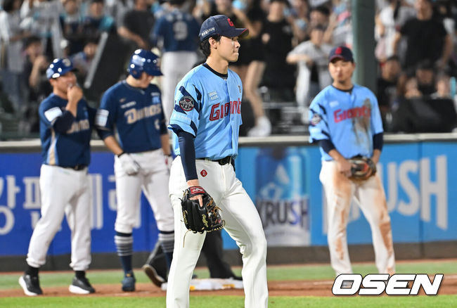 [OSEN=부산, 이석우 기자] 29일 부산 사직야구장에서 2025 신한 SOL 뱅크 KBO 리그 롯데 자이언츠와 NC 다이노스의 경기가 열렸다. 홈팀 롯데는 박세웅이, 방문팀 NC는 로건이 선발 출전했다.롯데 자이언츠 홍민기가 7회초 무사 1루 NC 다이노스 오영수의 투수 앞 땅볼때 2루 송구 실책으로 박민우를 3루가지 진루 허용하고 아쉬워하고 있다. 2025.07.29 / foto0307@osen.co.kr