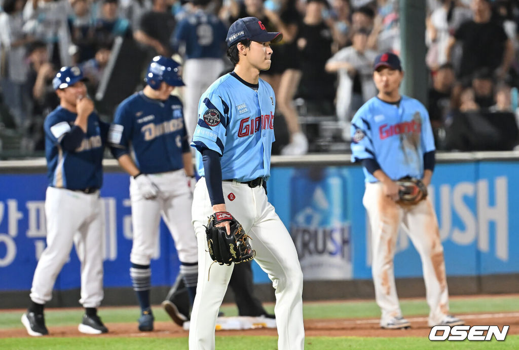 29일 부산 사직야구장에서 2025 신한 SOL 뱅크 KBO 리그 롯데 자이언츠와 NC 다이노스의 경기가 열렸다. 홈팀 롯데는 박세웅이, 방문팀 NC는 로건이 선발 출전했다.롯데 자이언츠 홍민기가 7회초 무사 1루 NC 다이노스 오영수의 투수 앞 땅볼때 2루 송구 실책으로 박민우를 3루가지 진루 허용하고 아쉬워하고 있다. 2025.07.29 / foto0307@osen.co.kr