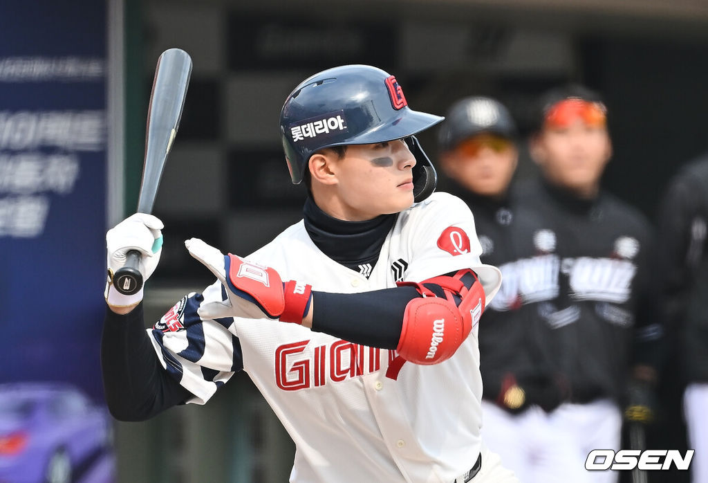 12일 부산 사직야구장에서 2026 신한 SOL KBO 리그 롯데 자이언츠와 KT 위즈의 시범경기가 열렸다. 이날 부산 사직과 이천, 대전, 광주, 마산 5개구장에서 막을 올렸다.롯데 자이언츠 윤동희가 5회말 2사 만루 2타점 우익수 앞 안타를 치고 있다. 2026.03.12 / foto0307@osen.co.kr
