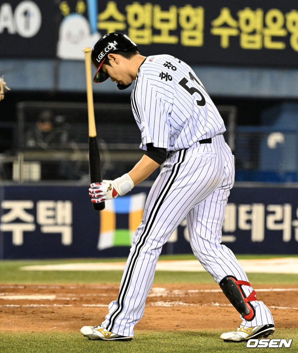 프로야구 LG 트윈스가 롯데 자이언츠를 꺾고 8연승을 질주했다.  LG는 14일 서울 잠실구장에서 열린 2026 KBO리그 롯데와 시즌 첫 '엘롯라시코'에서 2-1 한 점 차 승리를 거뒀다. 1-1 동점인 8회 오스틴의 결승 솔로 홈런이 터지면서 '연승'을 8까지 늘렸다. 4회말 무사 1루에서 LG 홍창기가 헛스윙에 아쉬워하고 있다. 2026.04.14 /sunday@osen.co.kr