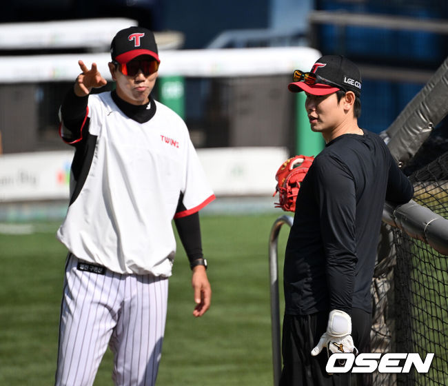 [OSEN=잠실, 이대선 기자] 15일 서울 잠실야구장에서 2026 신한 SOL KBO리그 LG 트윈스와 롯데 자이언츠의 경기가 열렸다.이날 LG는 웰스, 롯데는 김진욱을 선발로 내세웠다.LG 홍창기가 모창민 코치과 이야기를 나누고 있다.  2026.04.15 /sunday@osen.co.kr