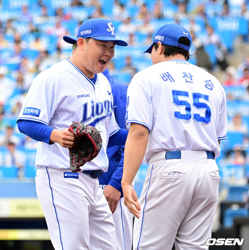 18일 대구삼성라이온즈파크에서 2026 신한 SOL KBO리그 삼성 라이온즈와 LG 트윈스의 경기가 열렸다.7연승에 도전하는 삼성은 잭 오러클린, LG는 임찬규가 선발로 나섰다.6회초 2사 만루에서 삼성 이승현이 LG 신민재를 2루 땅볼로 처리하며 배찬승과 기뻐하고 있다. 2026.04.18 / jpnews@osen.co.kr