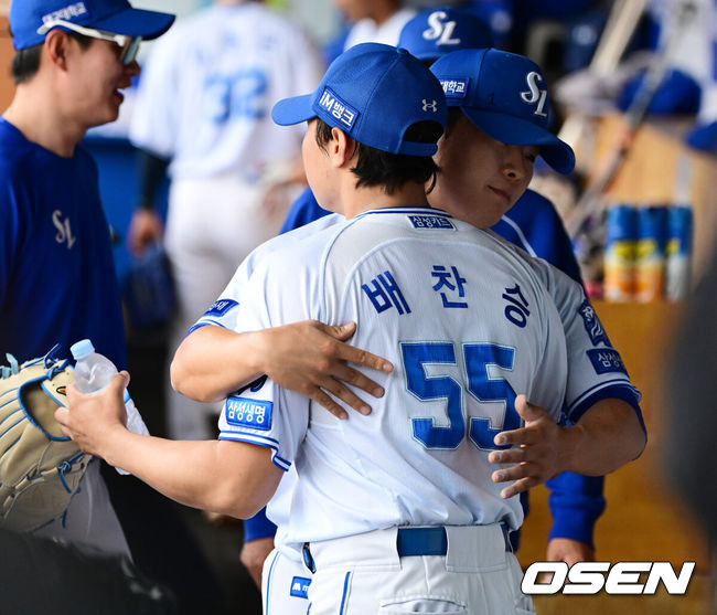 [OSEN=대구, 지형준 기자] 18일 대구삼성라이온즈파크에서 2026 신한 SOL KBO리그 삼성 라이온즈와 LG 트윈스의 경기가 열렸다.7연승에 도전하는 삼성은 잭 오러클린, LG는 임찬규가 선발로 나섰다.5회초 2사 1,3루에서 삼성 배찬승이 LG 오스틴을 유격수 땅볼 처리하며 더그아웃에서 이승민과 기쁨을 나누고 있다. 2026.04.18&nbsp;/ jpnews@osen.co.kr