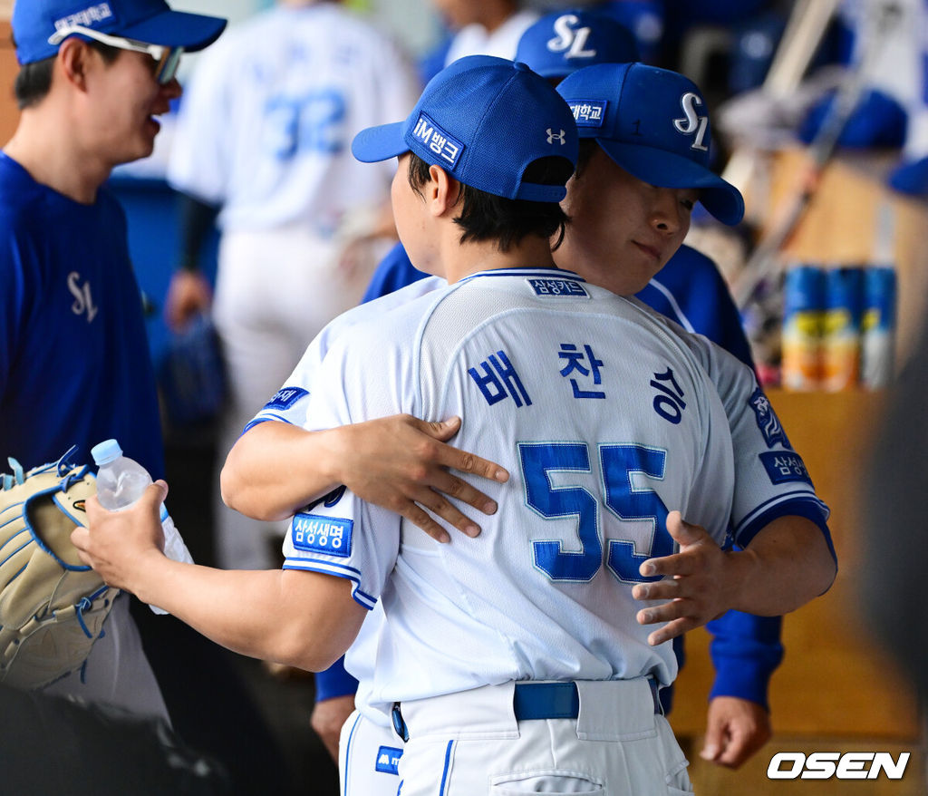 18일 대구삼성라이온즈파크에서 2026 신한 SOL KBO리그 삼성 라이온즈와 LG 트윈스의 경기가 열렸다.7연승에 도전하는 삼성은 잭 오러클린, LG는 임찬규가 선발로 나섰다.5회초 2사 1,3루에서 삼성 배찬승이 LG 오스틴을 유격수 땅볼 처리하며 더그아웃에서 이승민과 기쁨을 나누고 있다. 2026.04.18 / jpnews@osen.co.kr