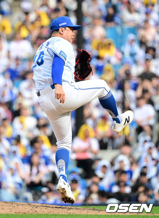 [OSEN=대구, 지형준 기자] 18일 대구삼성라이온즈파크에서 2026 신한 SOL KBO리그 삼성 라이온즈와 LG 트윈스의 경기가 열렸다.7연승에 도전하는 삼성은 잭 오러클린, LG는 임찬규가 선발로 나섰다.6회초 2사 만루에서 삼성 이승현이 LG 신민재를 2루 땅볼로 처리하고 있다. 2026.04.18&nbsp;/ jpnews@osen.co.kr