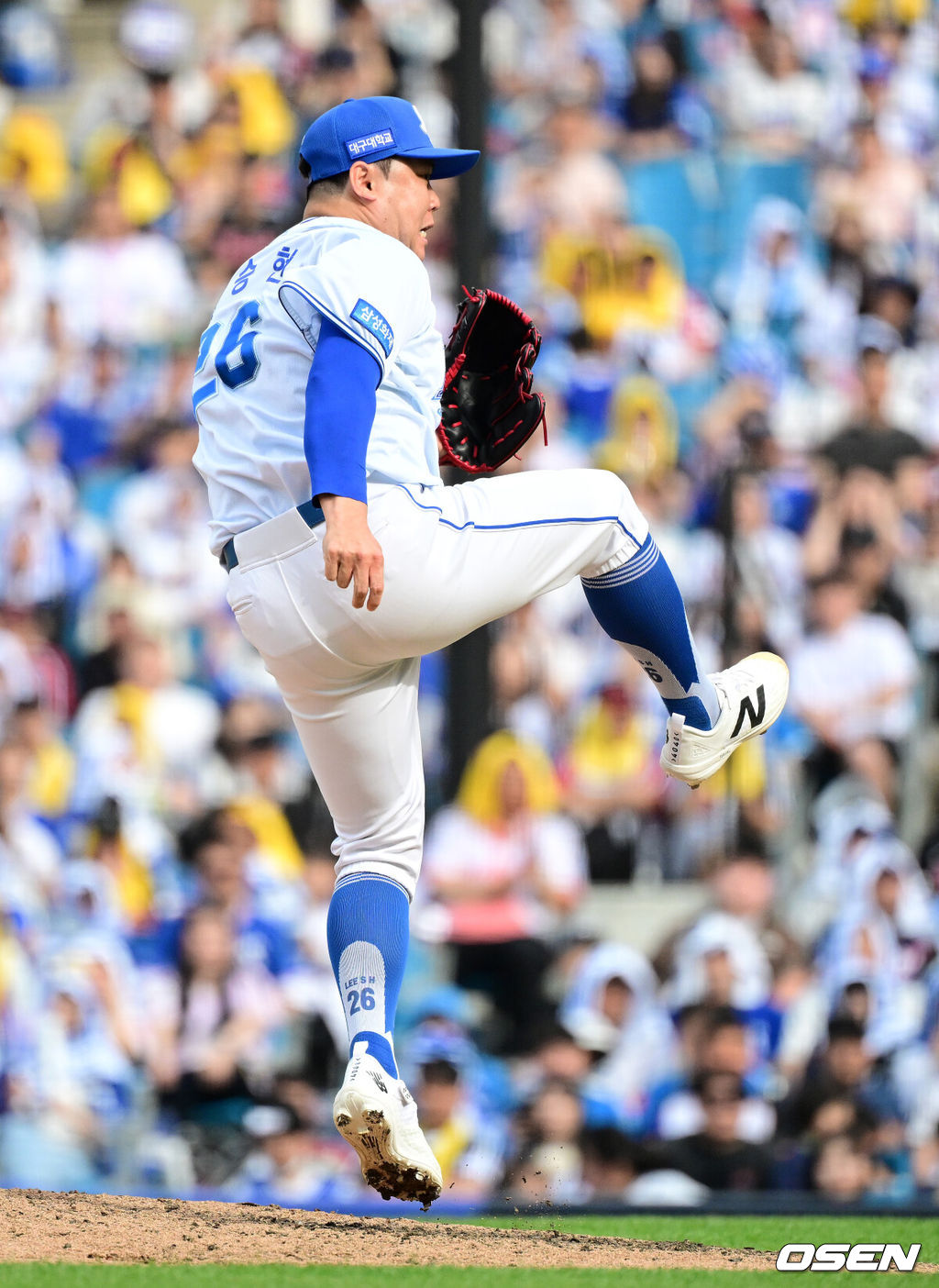 18일 대구삼성라이온즈파크에서 2026 신한 SOL KBO리그 삼성 라이온즈와 LG 트윈스의 경기가 열렸다.7연승에 도전하는 삼성은 잭 오러클린, LG는 임찬규가 선발로 나섰다.6회초 2사 만루에서 삼성 이승현이 LG 신민재를 2루 땅볼로 처리하고 있다. 2026.04.18 / jpnews@osen.co.kr