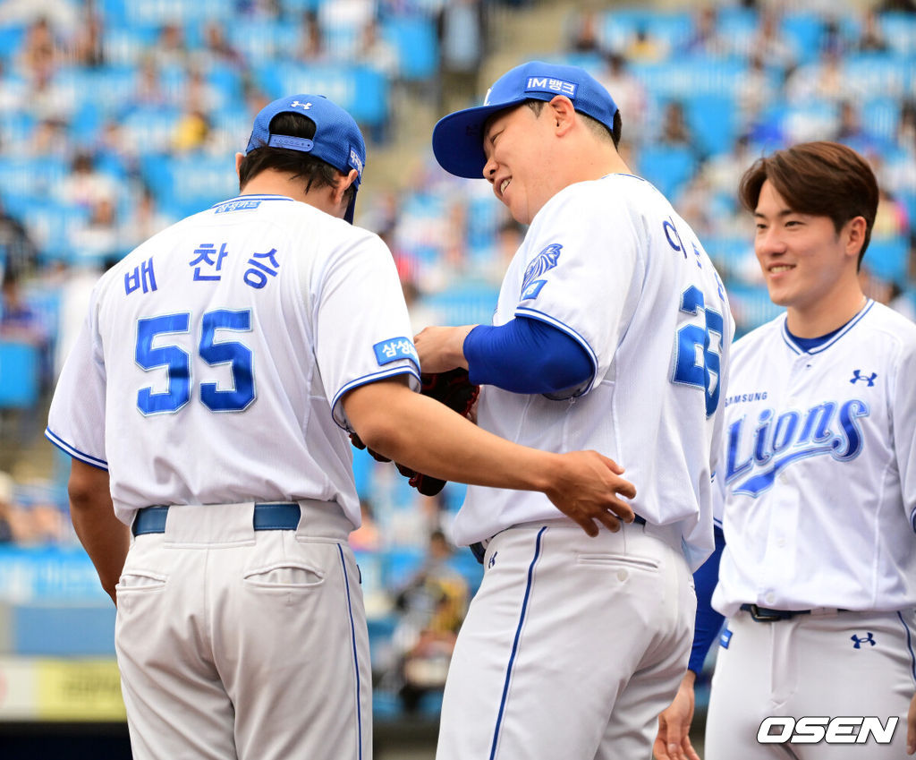 18일 대구삼성라이온즈파크에서 2026 신한 SOL KBO리그 삼성 라이온즈와 LG 트윈스의 경기가 열렸다.7연승에 도전하는 삼성은 잭 오러클린, LG는 임찬규가 선발로 나섰다.6회초 2사 만루에서 삼성 이승현이 LG 신민재를 2루 땅볼로 처리하며 배찬승과 기뻐하고 있다. 2026.04.18 / jpnews@osen.co.kr