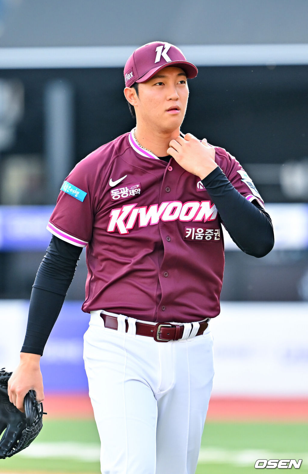 18일 오후 수원 KT위즈파크에서 ‘2026 신한 SOL Bank KBO리그' KT 위즈와 키움 히어로즈의 경기가 열렸다.이날 KT는 보쉴리, 키움은 안우진을 선발투수로 내세웠다.2회말을 마친 키움 선발 안우진이 덕아웃으로 들어가고 있다. 2026.04.18 / rumi@osen.co.kr