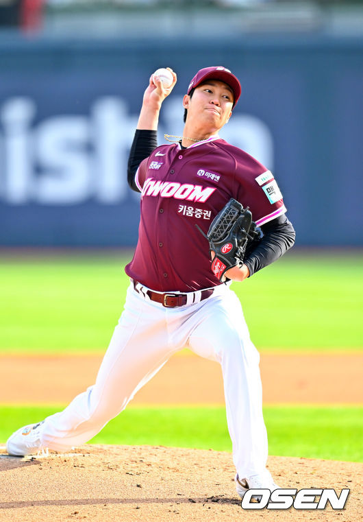 [OSEN=수원, 민경훈 기자] 18일 오후 수원 KT위즈파크에서 ‘2026 신한 SOL Bank KBO리그' KT 위즈와 키움 히어로즈의 경기가 열렸다.이날 KT는 보쉴리, 키움은 안우진을 선발투수로 내세웠다.키움 선발 안우진이 마운드 위에서 힘차게 공을 뿌리고 있다. 2026.04.18 / rumi@osen.co.kr