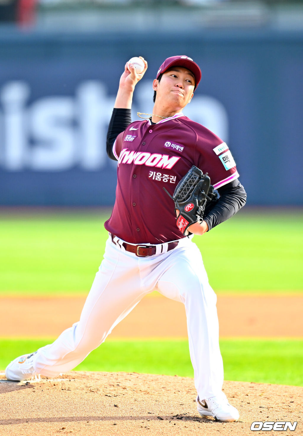 18일 오후 수원 KT위즈파크에서 ‘2026 신한 SOL Bank KBO리그' KT 위즈와 키움 히어로즈의 경기가 열렸다.이날 KT는 보쉴리, 키움은 안우진을 선발투수로 내세웠다.키움 선발 안우진이 마운드 위에서 힘차게 공을 뿌리고 있다. 2026.04.18 / rumi@osen.co.kr