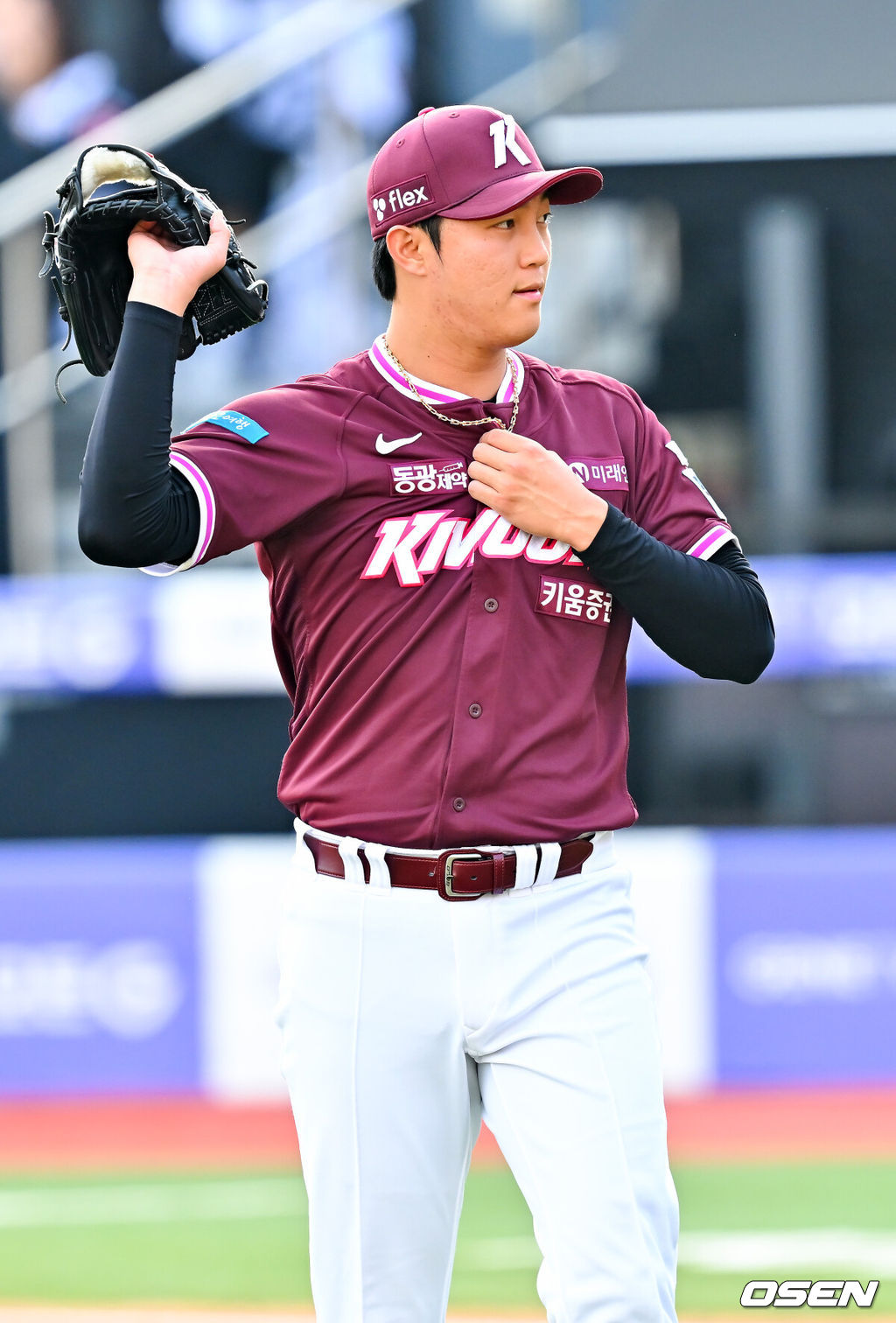 18일 오후 수원 KT위즈파크에서 ‘2026 신한 SOL Bank KBO리그' KT 위즈와 키움 히어로즈의 경기가 열렸다.이날 KT는 보쉴리, 키움은 안우진을 선발투수로 내세웠다.2회말을 마친 키움 선발 안우진이 덕아웃으로 들어가며 하이파이브를 하고 있다. 2026.04.18 / rumi@osen.co.kr
