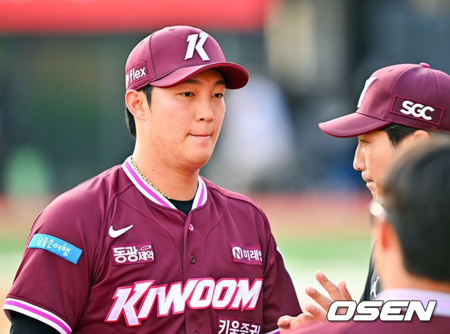 [OSEN=수원, 민경훈 기자] 18일 오후 수원 KT위즈파크에서 ‘2026 신한 SOL Bank KBO리그' KT 위즈와 키움 히어로즈의 경기가 열렸다.이날 KT는 보쉴리, 키움은 안우진을 선발투수로 내세웠다.2회말을 마친 키움 선발 안우진이 덕아웃으로 들어가며 하이파이브를 하고 있다. 2026.04.18 / rumi@osen.co.kr