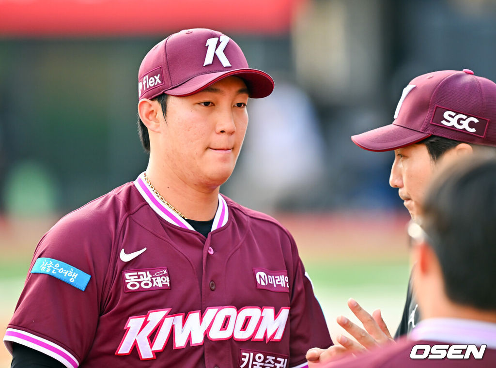 18일 오후 수원 KT위즈파크에서 ‘2026 신한 SOL Bank KBO리그' KT 위즈와 키움 히어로즈의 경기가 열렸다.이날 KT는 보쉴리, 키움은 안우진을 선발투수로 내세웠다.2회말을 마친 키움 선발 안우진이 덕아웃으로 들어가며 하이파이브를 하고 있다. 2026.04.18 / rumi@osen.co.kr