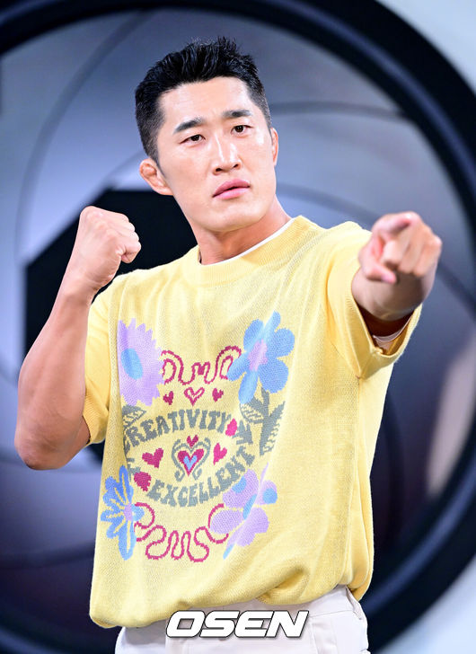 [OSEN=최규한 기자] 11일 오후 경기도 고양시 MBC 드림센터 녹화 스튜디오에서 MBC에브리원 ‘히든아이’ 1주년 기자간담회가 열렸다.‘히든아이’는 CCTV, 바디캠, 블랙박스 등 다양한 영상을 통해 사건, 사고를 분석하는 범죄 분석 코멘터리 쇼이다.방송인 김동현이 포토타임을 하고 있다. 2025.08.11 / dreamer@osen.co.kr