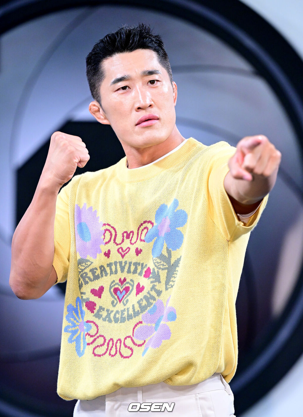 11일 오후 경기도 고양시 MBC 드림센터 녹화 스튜디오에서 MBC에브리원 ‘히든아이’ 1주년 기자간담회가 열렸다.‘히든아이’는 CCTV, 바디캠, 블랙박스 등 다양한 영상을 통해 사건, 사고를 분석하는 범죄 분석 코멘터리 쇼이다.방송인 김동현이 포토타임을 하고 있다. 2025.08.11 / dreamer@osen.co.kr