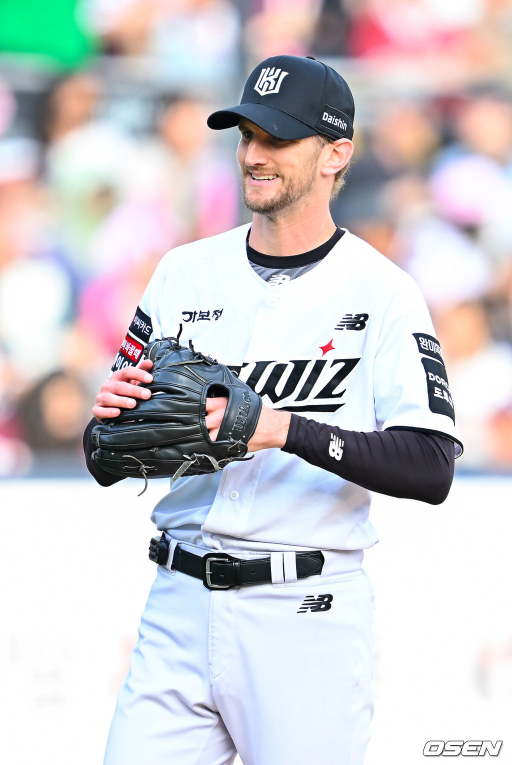 18일 오후 수원 KT위즈파크에서 ‘2026 신한 SOL Bank KBO리그' KT 위즈와 키움 히어로즈의 경기가 열렸다.이날 KT는 보쉴리, 키움은 안우진을 선발투수로 내세웠다.4회초 KT 선발 보쉴리가 미소 짓고 있다. 2026.04.18 / rumi@osen.co.kr