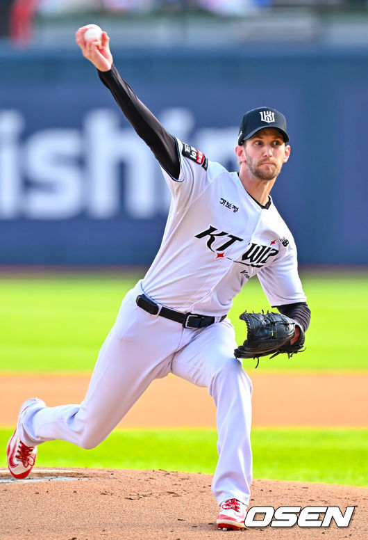 [OSEN=수원, 민경훈 기자] 18일 오후 수원 KT위즈파크에서 ‘2026 신한 SOL Bank KBO리그' KT 위즈와 키움 히어로즈의 경기가 열렸다.이날 KT는 보쉴리, 키움은 안우진을 선발투수로 내세웠다.KT 선발 보쉴리가 마운드 위에서 힘차게 공을 뿌리고 있다. 2026.04.18 / rumi@osen.co.kr