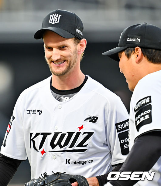 [OSEN=수원, 민경훈 기자] 18일 오후 수원 KT위즈파크에서 ‘2026 신한 SOL Bank KBO리그' KT 위즈와 키움 히어로즈의 경기가 열렸다.이날 KT는 보쉴리, 키움은 안우진을 선발투수로 내세웠다.6회초 1사 주자 만루 키움 최주환을 2루수 앞 병살타로 막아낸 KT 선발 보쉴리가 김현수와 함께 기뻐하고 있다. 2026.04.18 / rumi@osen.co.kr