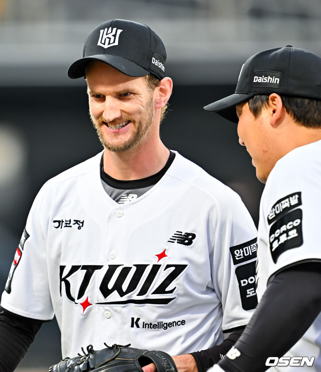 18일 오후 수원 KT위즈파크에서 ‘2026 신한 SOL Bank KBO리그' KT 위즈와 키움 히어로즈의 경기가 열렸다.이날 KT는 보쉴리, 키움은 안우진을 선발투수로 내세웠다.6회초 1사 주자 만루 키움 최주환을 2루수 앞 병살타로 막아낸 KT 선발 보쉴리가 김현수와 함께 기뻐하고 있다. 2026.04.18 / rumi@osen.co.kr