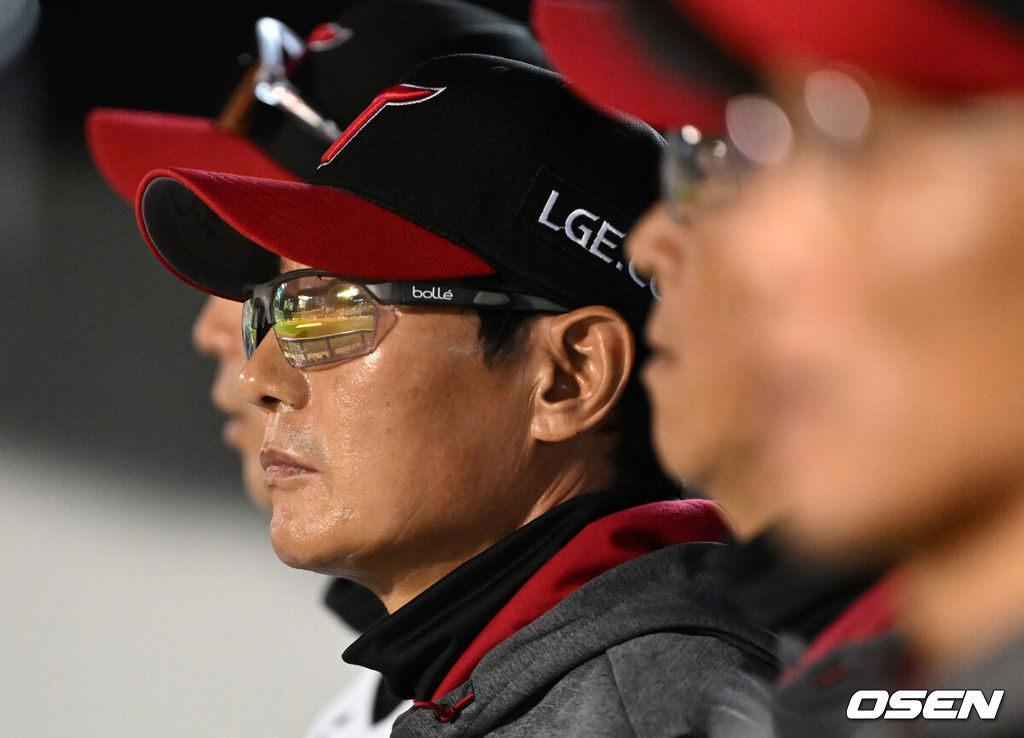 프로야구 LG 트윈스가 롯데 자이언츠를 꺾고 8연승을 질주했다.  LG는 14일 서울 잠실구장에서 열린 2026 KBO리그 롯데와 시즌 첫 '엘롯라시코'에서 2-1 한 점 차 승리를 거뒀다. 1-1 동점인 8회 오스틴의 결승 솔로 홈런이 터지면서 '연승'을 8까지 늘렸다. 9회초 LG 염경엽 감독이 경기를 바라보고 있다. 2026.04.14 /sunday@osen.co.kr