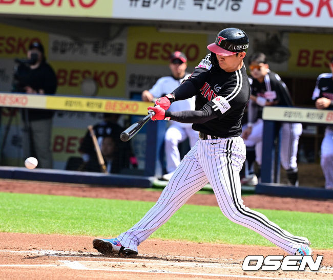 [OSEN=대구, 지형준 기자] 18일 대구삼성라이온즈파크에서 2026 신한 SOL KBO리그 삼성 라이온즈와 LG 트윈스의 경기가 열렸다.7연승에 도전하는 삼성은 잭 오러클린, LG는 임찬규가 선발로 나섰다.2회초 1사에서 LG 오지환이 우중간 안타를 날리고 있다. 2026.04.18&nbsp;/ jpnews@osen.co.kr