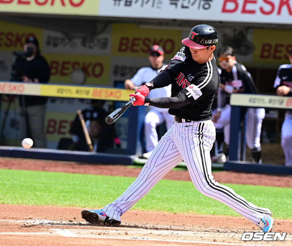 18일 대구삼성라이온즈파크에서 2026 신한 SOL KBO리그 삼성 라이온즈와 LG 트윈스의 경기가 열렸다.7연승에 도전하는 삼성은 잭 오러클린, LG는 임찬규가 선발로 나섰다.2회초 1사에서 LG 오지환이 우중간 안타를 날리고 있다. 2026.04.18 / jpnews@osen.co.kr