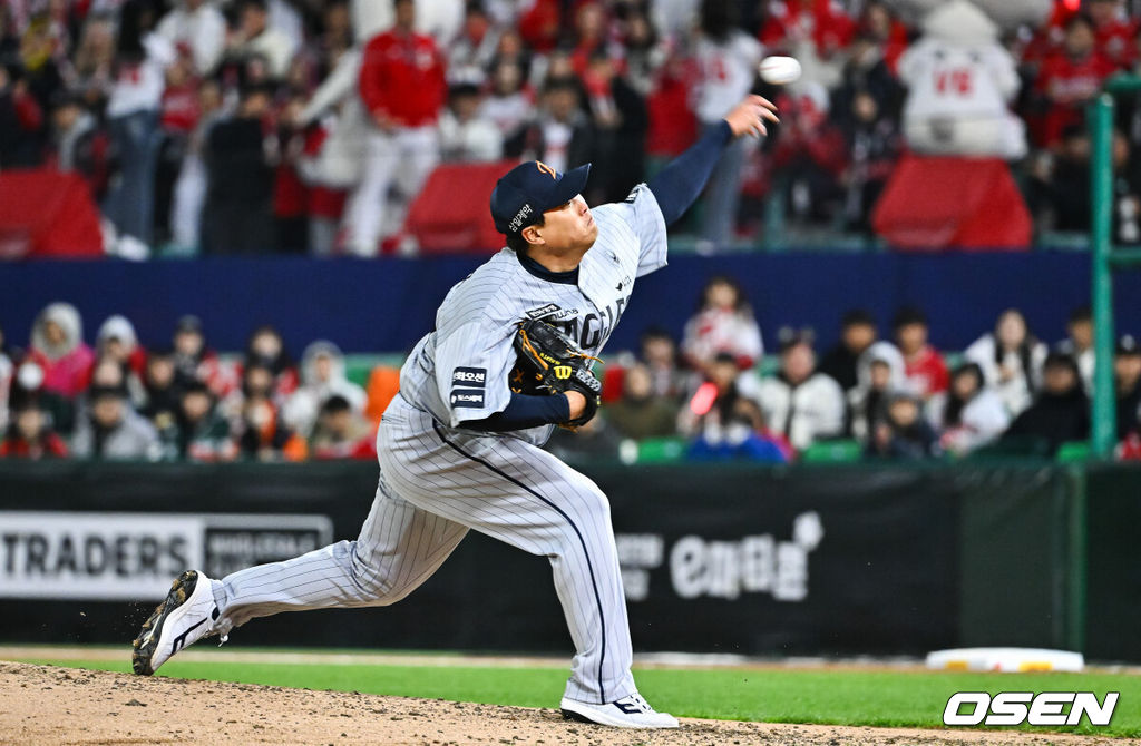 7일 오후 인천 SSG랜더스필드에서 ‘2026 신한 SOL Bank KBO리그' SSG 랜더스와 한화 이글스의 경기가 진행됐다.이날 SSG는 타케다를, 한화는 류현진을 선발투수로 내세웠다.6회말 한화 선발투수 류현진이 역투하고 있다.  2026.04.07 / soul1014@osen.co.kr