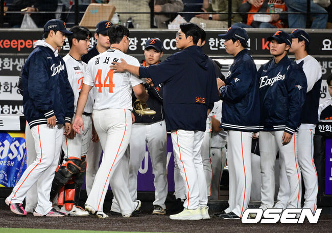 [OSEN=대전, 지형준 기자] 프로야구 삼성 라이온즈가 한화 이글스를 잡고 4연승을 질주했다. 박진만 감독이 이끄는 삼성은 14일 대전 한화생명 볼파크에서 열린 2026 신한 SOL KBO리그 한화와의 원정경기에서 6-5로 승리했다. 이날 승리로 4연승을 질주한 삼성은 시즌 전적 9승4패1무를 만들었다. 4연패에 빠진 한화는 6승8패가 됐다.9회초 2사 만루에서 한화 김서현이 삼성 이해승에게 밀어내기 볼넷으로 역전을 허용하며 교체되고 있다. 2026.04.14&nbsp;/ jpnews@osen.co.kr