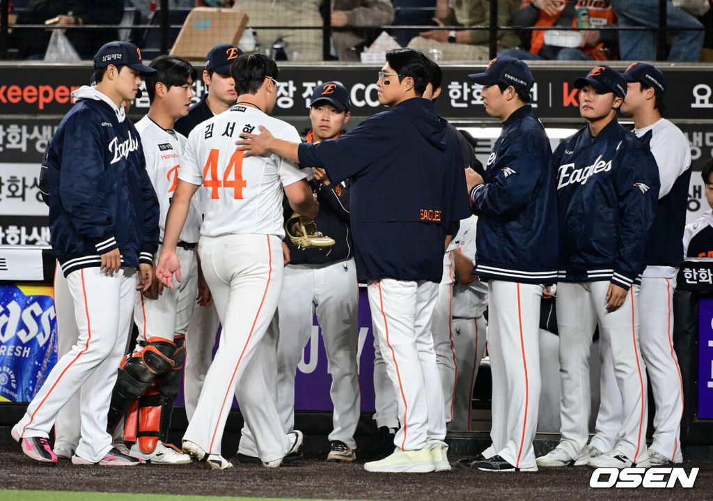 프로야구 삼성 라이온즈가 한화 이글스를 잡고 4연승을 질주했다. 박진만 감독이 이끄는 삼성은 14일 대전 한화생명 볼파크에서 열린 2026 신한 SOL KBO리그 한화와의 원정경기에서 6-5로 승리했다. 이날 승리로 4연승을 질주한 삼성은 시즌 전적 9승4패1무를 만들었다. 4연패에 빠진 한화는 6승8패가 됐다.9회초 2사 만루에서 한화 김서현이 삼성 이해승에게 밀어내기 볼넷으로 역전을 허용하며 교체되고 있다. 2026.04.14 / jpnews@osen.co.kr