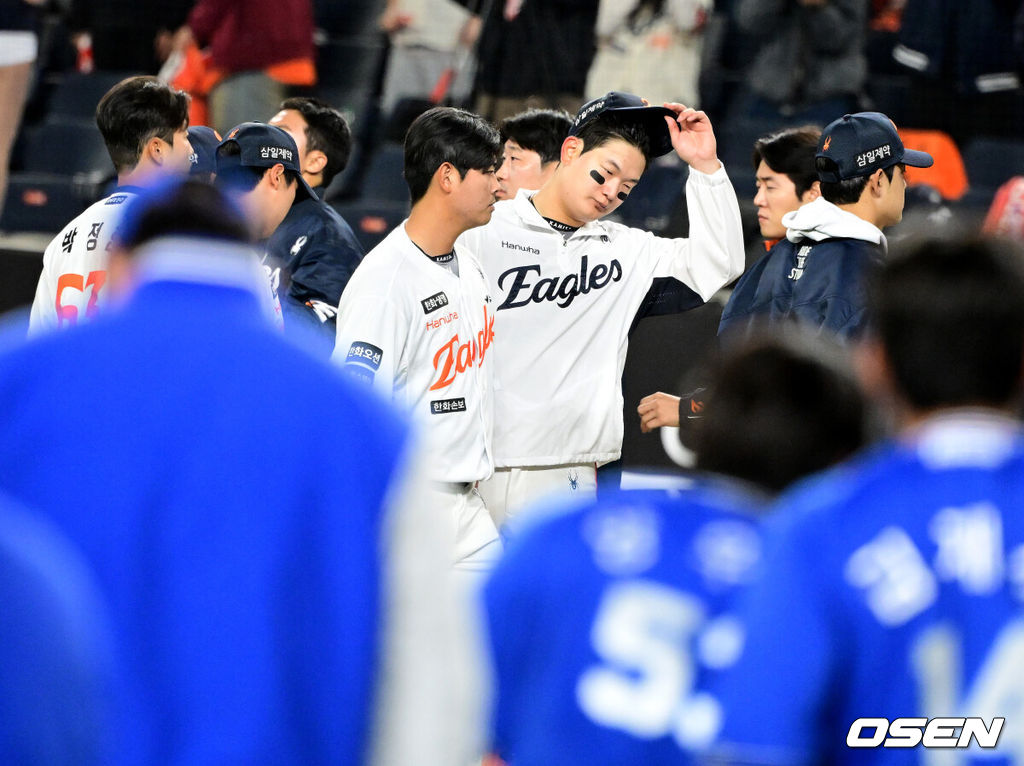 프로야구 삼성 라이온즈가 한화 이글스를 잡고 4연승을 질주했다. 이겼다기보단 승리를 '당한' 모양에 가까웠다.박진만 감독이 이끄는 삼성은 14일 대전 한화생명 볼파크에서 열린 2026 신한 SOL KBO리그 한화와의 원정경기에서 6-5로 승리했다. 이날 승리로 4연승을 질주한 삼성은 시즌 전적 9승4패1무를 만들었다. 4연패에 빠진한화는 6승8패가 됐다.경기를 마치고 한화 김서현이 패배를 아쉬워하고 있다. 2026.04.14 / jpnews@osen.co.kr