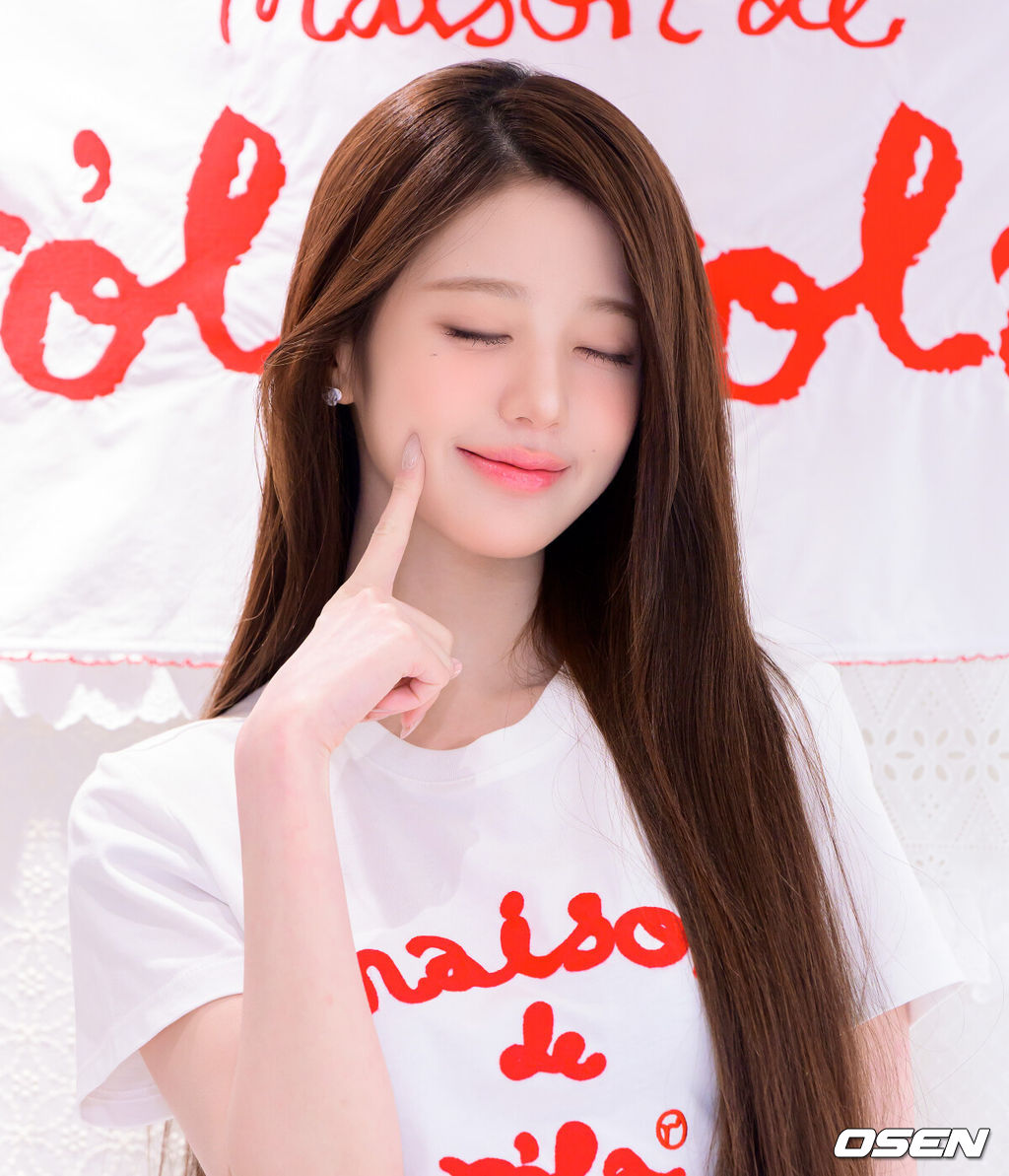 1일 오전 서울 종로구 통의동에서 ‘로라로라 서촌 플래그십 스토어’ 오픈 기념 포토월 행사가 열렸다.이날 브랜드 뮤즈로 활동하고 있는 아이브 장원영이 참석해 자리를 빛냈다.아이브 장원영이 포즈를 취하고 있다. 2026.04.01 / jpnews@osen.co.kr