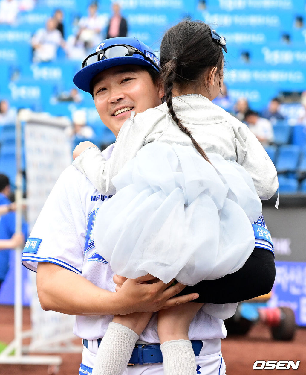 ‘미리 보는 한국시리즈’로 관심을 모았던 대구 삼성 라이온즈-LG 트윈스전에서 삼성이 웃었다. 삼성은 18일 LG와의 홈경기에서 타선의 집중력을 앞세워 7-2로 이겼다. 지난 10일 대구 NC 다이노스전 이후 7연승 질주. 잭 오러클린이 헤드샷 퇴장을 당하며 마운드 운용에 어려움을 겪었으나 특급 계투진이 무실점을 합작했다. 반면 지난해 삼성전 3승 무패 평균자책점 2.74로 강세를 보였던 LG 선발 임찬규는 올 시즌 개인 한 경기 최다 실점으로 고개를 떨궜다. 삼성 전병우가 딸과 함께 승리를 기뻐하고 있다. 2026.04.18 / jpnews@osen.co.kr