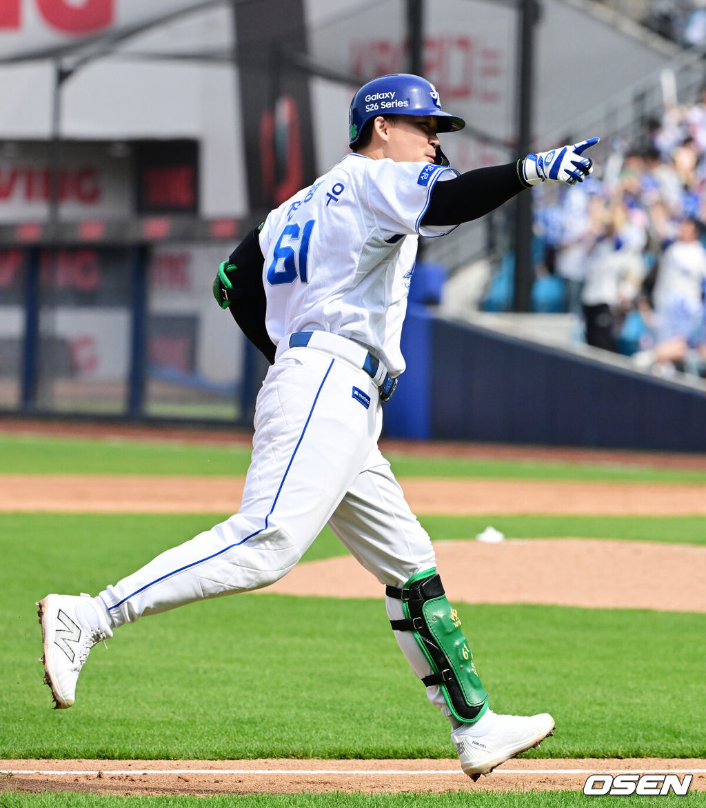 18일 대구삼성라이온즈파크에서 2026 신한 SOL KBO리그 삼성 라이온즈와 LG 트윈스의 경기가 열렸다.7연승에 도전하는 삼성은 잭 오러클린, LG는 임찬규가 선발로 나섰다.4회말 1사 1,2루에서 삼성 전병우가 우월 스리런포를 날리며 기뻐하고 있다. 2026.04.18 / jpnews@osen.co.kr