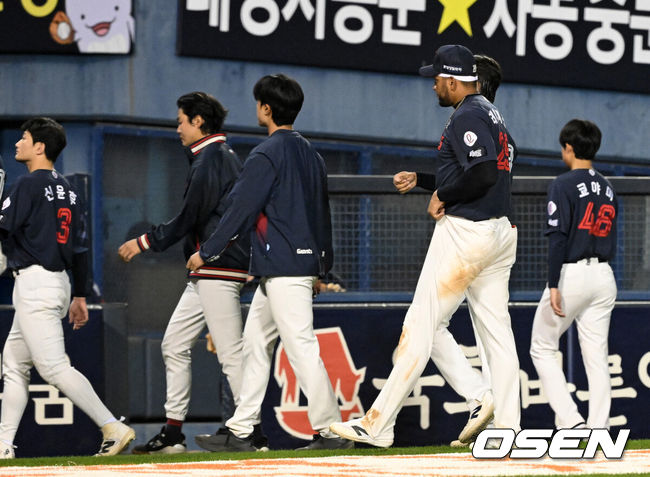 [OSEN=잠실, 이대선 기자] 프로야구&nbsp;LG 트윈스가 롯데 자이언츠를 꺾고 위닝에 성공했다.&nbsp;LG는 16일 서울 잠실구장에서 열린 2026 KBO리그 롯데와 경기에서 7-4로 승리했다. LG는 선발 타자 전원 출루 기록을 세웠고, 문성주가 결승타 포함 4타수 2안타 2타점으로 활약했다.&nbsp;경기 종료 후 롯데 선수들이 그라운드를 나가고 있다. 2026.04.16 /sunday@osen.co.kr