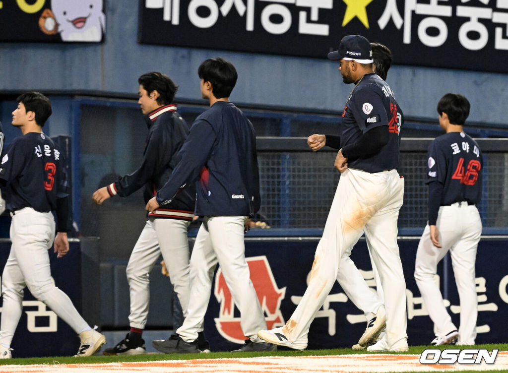 프로야구 LG 트윈스가 롯데 자이언츠를 꺾고 위닝에 성공했다. LG는 16일 서울 잠실구장에서 열린 2026 KBO리그 롯데와 경기에서 7-4로 승리했다. LG는 선발 타자 전원 출루 기록을 세웠고, 문성주가 결승타 포함 4타수 2안타 2타점으로 활약했다. 경기 종료 후 롯데 선수들이 그라운드를 나가고 있다. 2026.04.16 /sunday@osen.co.kr