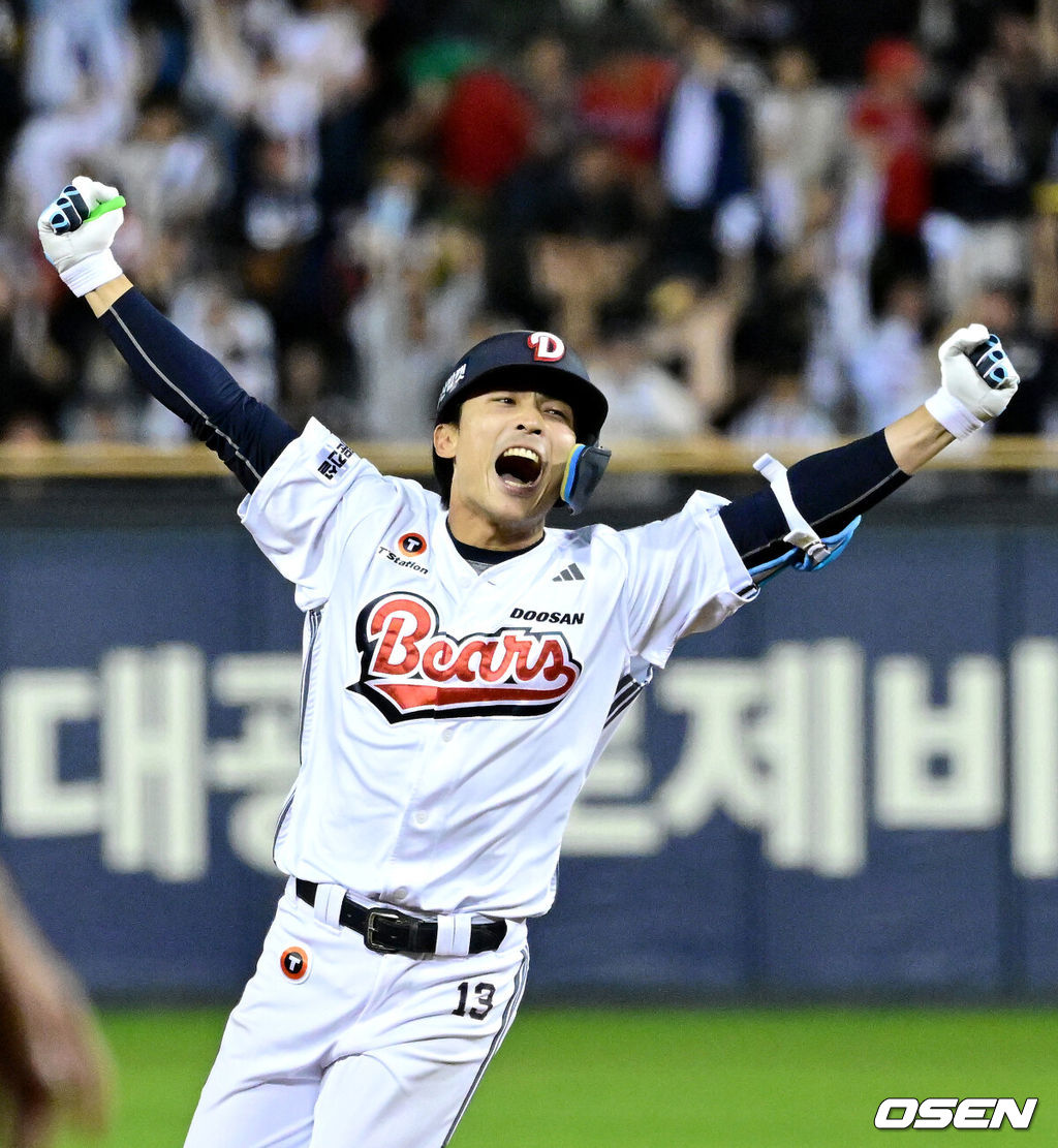 18일 오후 서울 잠실야구장에서 ‘2026 신한 SOL KBO리그’ 두산 베어스와 KIA 타이거즈의 경기가 열렸다.이날 경기는 두산 이유찬이 연장 10회말 2사 1, 2루 상황에서 끝내기 2루타를 날려 5-4 짜릿한 승리를 거뒀다.끝내기 안타를 터트린 두산 이유찬이 그라운드를 돌며 기뻐하고 있다. 2026.04.18 / dreamer@osen.co.kr