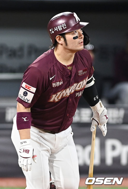 [OSEN=수원, 민경훈 기자] 7일 오후 경기도 수원시 수원kt위즈파크에서 ‘2021 신한은행 SOL KBO 리그’ KT 위즈와 키움 히어로즈의 경기가 열렸다.6회초 2사 주자 1루 키움 박병호가 우중월 투런 홈런을 날리고 있다.21.10.07/rumi@osen.co.kr