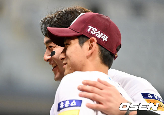 [OSEN=고척, 지형준 기자] 키움 히어로즈가 시즌 최종전까지 포스트시즌 희망을 이어갔다.키움은 29일 서울 고척스카이돔에서 열린 ‘2021 신한은행 SOL KBO리그’ KT 위즈와의 경기에서 4-2로 승리했다. 이날 경기가 없었던 5위 SSG를 0.5게임차로 추격한 키움은 오는 30일 최종전에서 승리하고 SSG가 패하면 포스트시즌에 진출할 수 있다.경기를 마치고 키움 박병호, 이정후가 미소짓고 있다.&nbsp; 2021.10.29 /jpnews@osen.co.kr