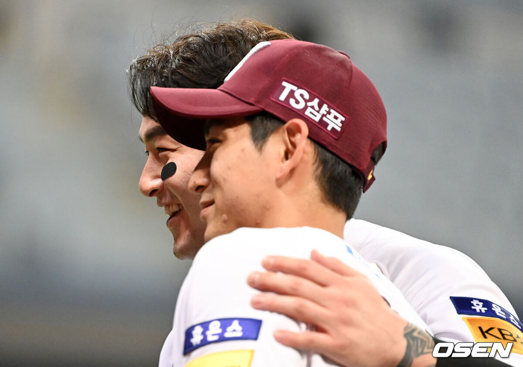 키움 히어로즈가 시즌 최종전까지 포스트시즌 희망을 이어갔다.키움은 29일 서울 고척스카이돔에서 열린 ‘2021 신한은행 SOL KBO리그’ KT 위즈와의 경기에서 4-2로 승리했다. 이날 경기가 없었던 5위 SSG를 0.5게임차로 추격한 키움은 오는 30일 최종전에서 승리하고 SSG가 패하면 포스트시즌에 진출할 수 있다.경기를 마치고 키움 박병호, 이정후가 미소짓고 있다.  2021.10.29 /jpnews@osen.co.kr