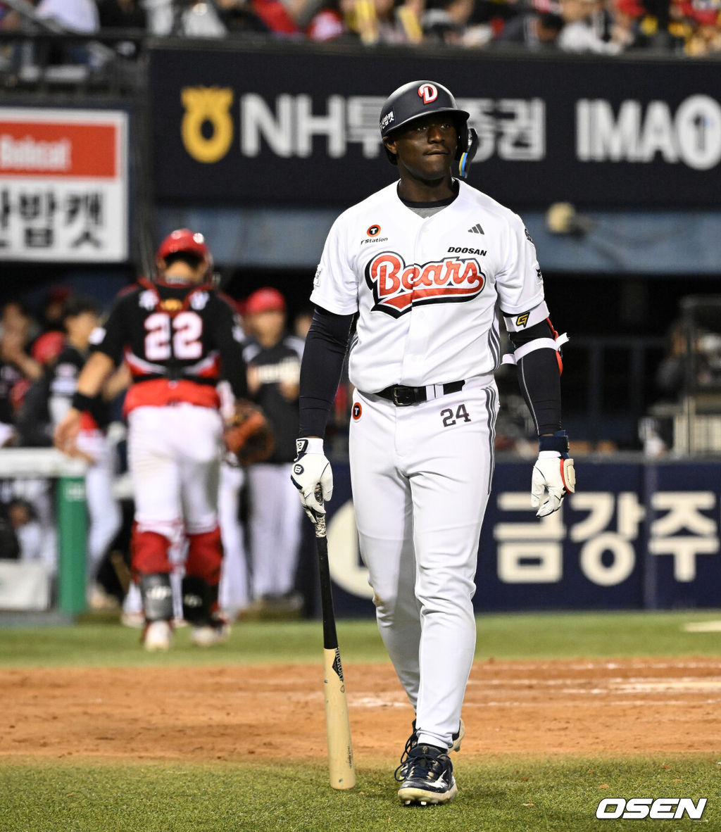 17일 서울 잠실야구장에서 2026 신한 SOL KBO리그 두산 베어스와 KIA 타이거즈의 경기가 열렸다.이날 두산은 잭로그, KIA는 이의리를 선발로 내세웠다.7회말 2사 3루에서 두산 카메론이 파울 플라이로 물러나고 있다. 2026.04.17 /sunday@osen.co.kr