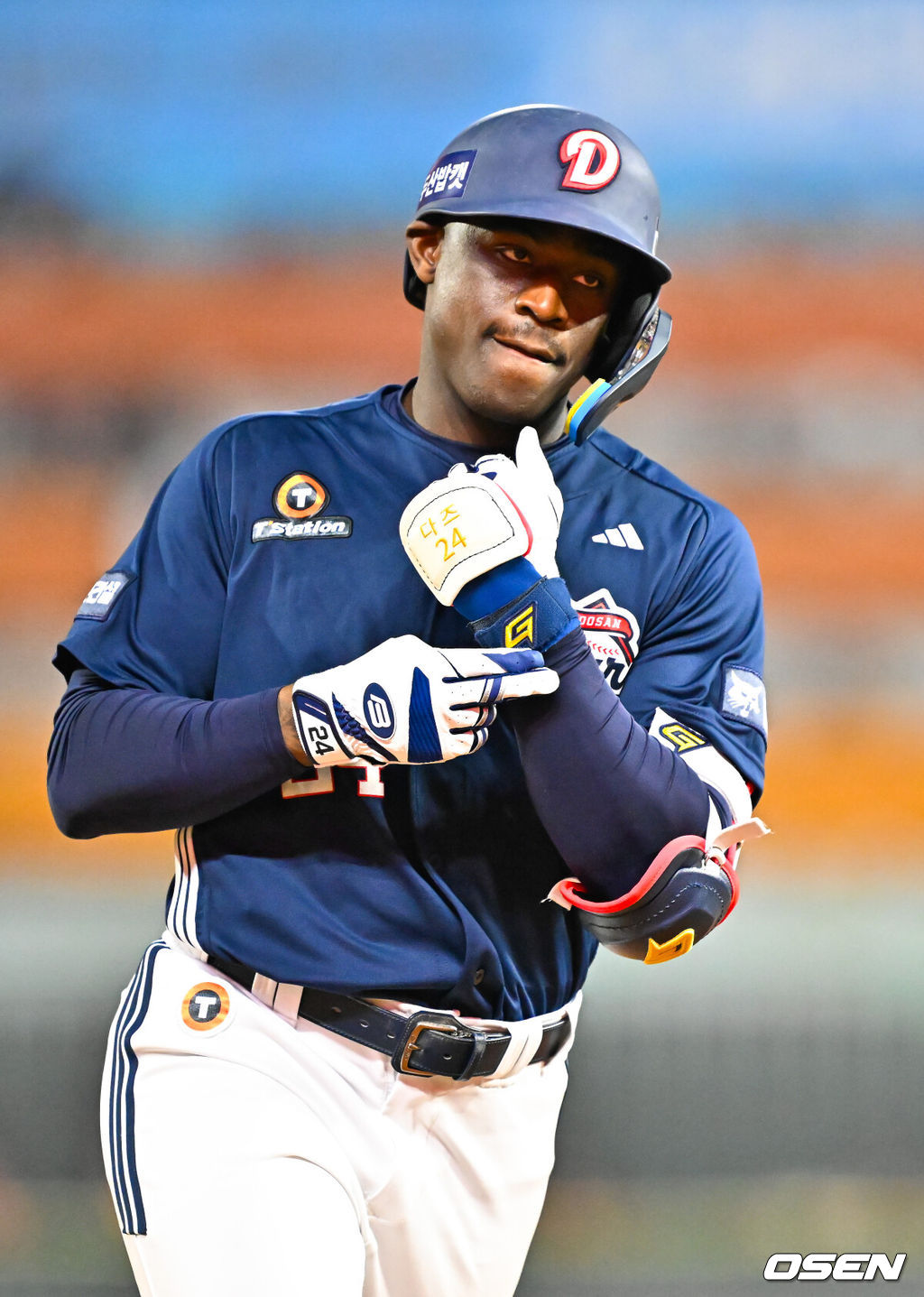 14일 오후 인천 SSG랜더스필드에서 ‘2026 신한 SOL Bank KBO리그' SSG 랜더스와 두산 베어스의 경기가 진행됐다.이날 SSG는 타케다를, 두산은 최민석을 선발투수로 내세웠다.4회초 2사 주자 1루 두산 카메론이 중월 투런 홈런을 때린 후 그라운드를 돌며 세리머니를 하고 있다. 2026.04.14 / rumi@osen.co.kr