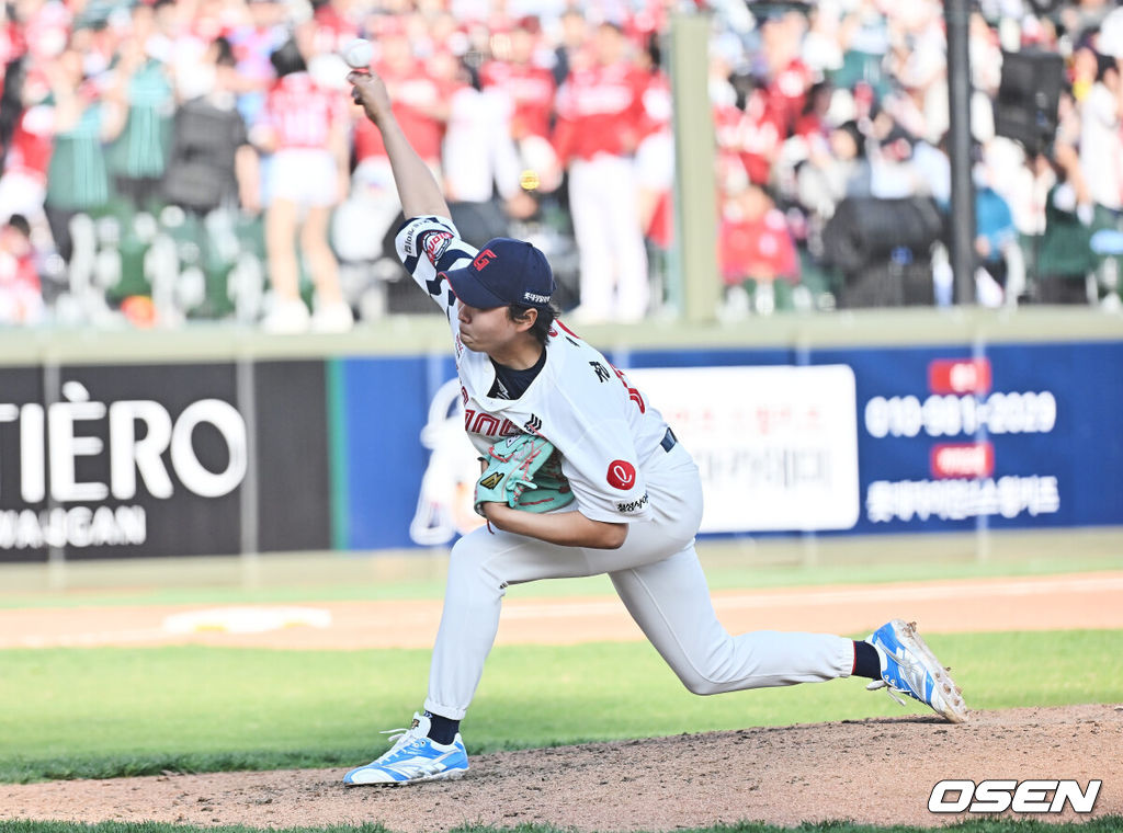 5일 부산 사직야구장에서 2026 신한 SOL KBO 리그 롯데 자이언츠와 SSG 랜더스의 경기가 열렸다. 홈팀 롯데는 박세웅이, 방문팀 SSG는 베니지아노가 선발 출전했다.롯데 자이언츠 정철원이 역투하고 있다. 2026.04.05 / foto0307@osen.co.kr
